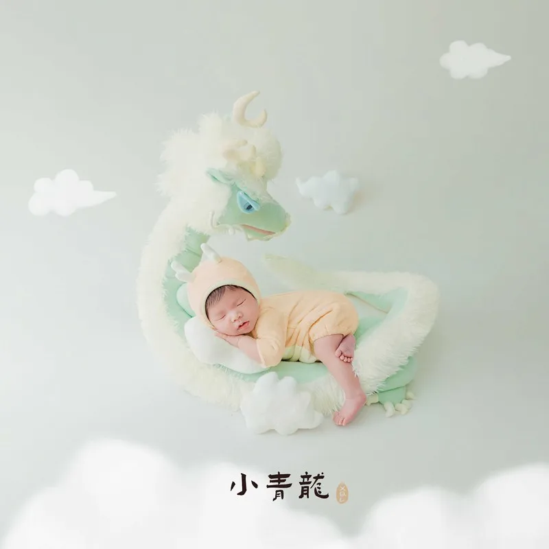 ❤Новорожденный Фотография одежда шляпа + комбинезон + три облака + дракон кукла ребенок фото реквизит аксессуары для студийной съемки одежда
❤Новорожденный Фотография одежда шляпа + комбинезон + три облака + дракон кукла ребенок фото реквизит аксессуары для студийной съемки одежда