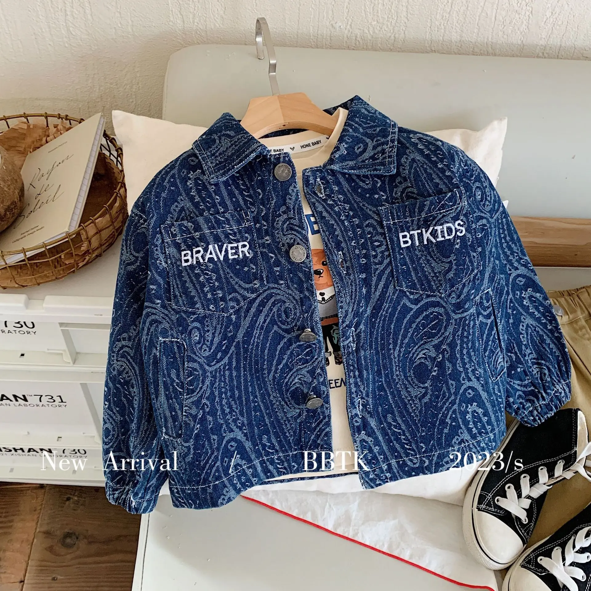 Куртка джинсовая с длинным рукавом для мальчиков, модный универсальный кардиган с лацканами, Простой Топ в Корейском стиле, весна-осень 
Куртка джинсовая с длинным рукавом для мальчиков, модный универсальный кардиган с лацканами, Простой Топ в Корейском стиле, весна-осень