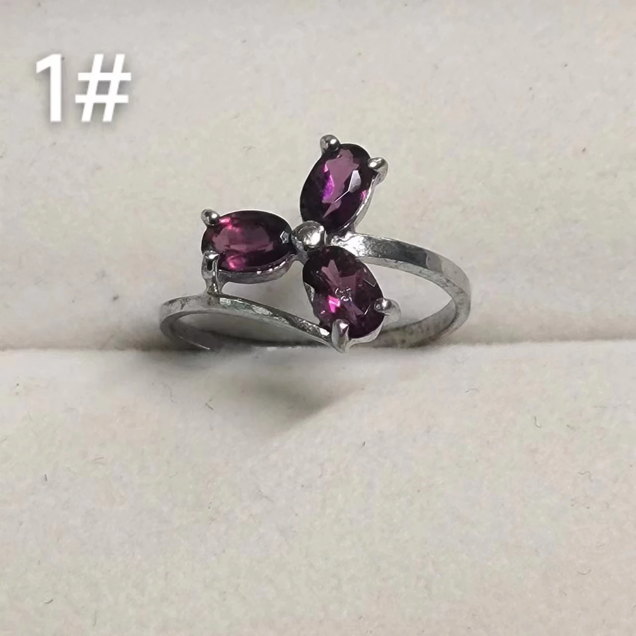 1pcs/lot natural stone crystal ring S925 silver Fuchsia simple fashionable flowers and butterflies Ladies Jewelry accessories
1pcs/lot natural stone crystal ring S925 silver Fuchsia simple fashionable flowers and butterflies Ladies Jewelry accessories