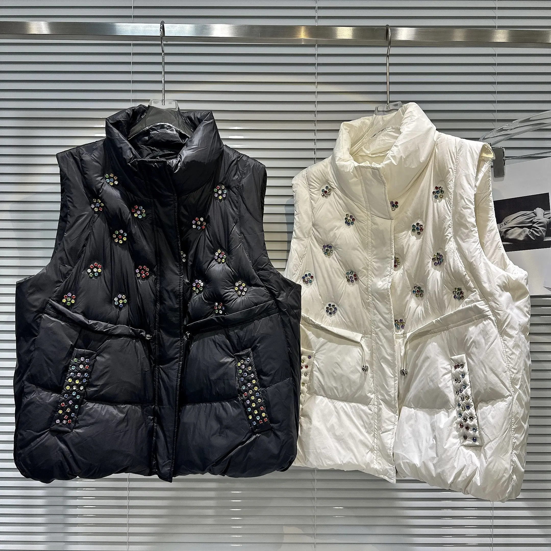 Water Drill Beading Women Cotton-padded Coat New Autumn Sleeveless Wadded Jacket Stand Collar Diamonds Casual Female Vest Parkas
Water Drill Beading Women Cotton-padded Coat New Autumn Sleeveless Wadded Jacket Stand Collar Diamonds Casual Female Vest Parkas