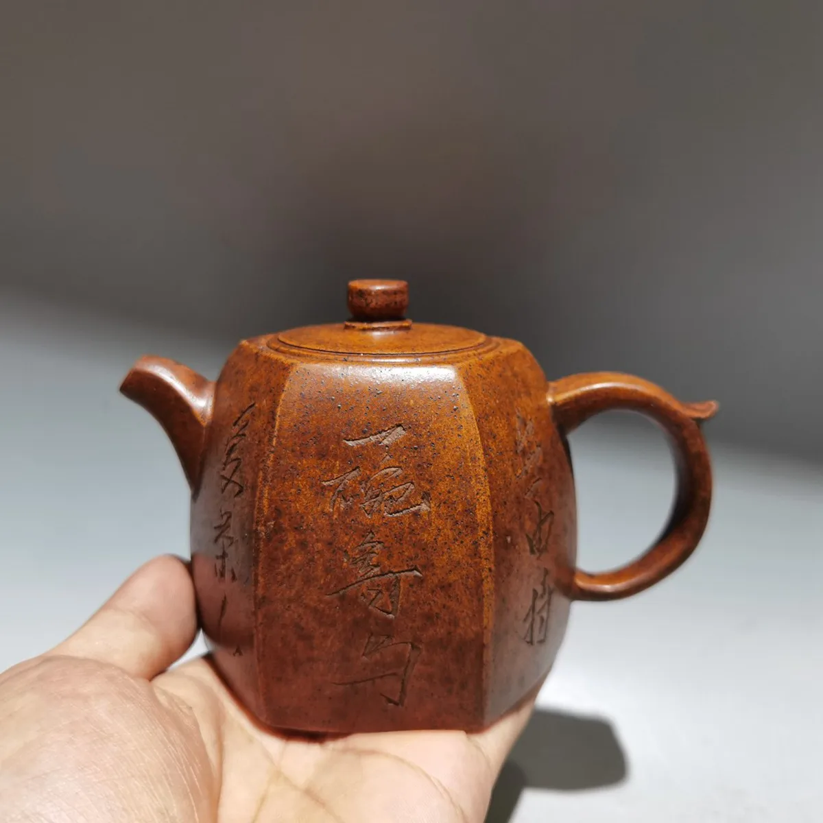 Китайский Глиняный Чайник Yixing Zisha с шестигранными ограждениями, горшок Gu Jingzhou 260 мл
Китайский Глиняный Чайник Yixing Zisha с шестигранными ограждениями, горшок Gu Jingzhou 260 мл