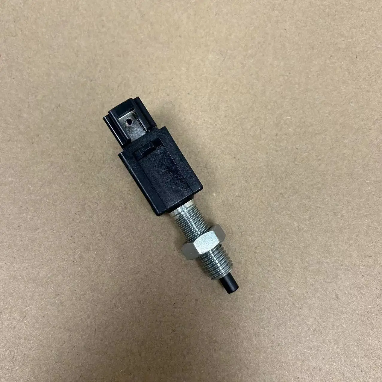 MB435457 for Mitsubishi EVO9 Pajero/Montero V73 Lancer 2 PIN Clutch Switch Clutch Sensing Switch Original Auto Parts
MB435457 for Mitsubishi EVO9 Pajero/Montero V73 Lancer 2 PIN Clutch Switch Clutch Sensing Switch Original Auto Parts