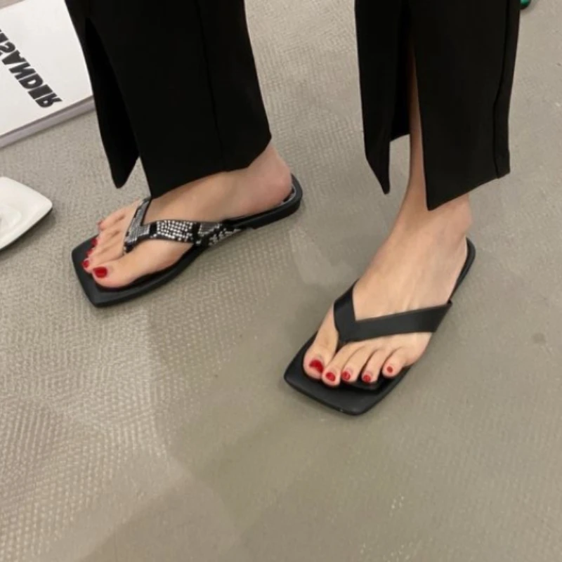 Women Slipper Flat Bottom Square Head Korean Fashion Herringbone Flip Flops Trend Outdoors Beach Sandals Chinelo Feminino
Women Slipper Flat Bottom Square Head Korean Fashion Herringbone Flip Flops Trend Outdoors Beach Sandals Chinelo Feminino