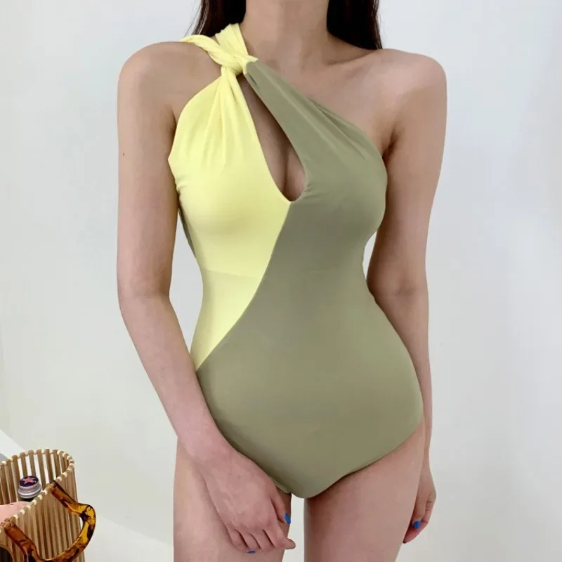 Новый женский купальный костюм, треугольный женский слитный купальник, закрывающий живот, облегающий и соблазнительный купальник для весны
Новый женский купальный костюм, треугольный женский слитный купальник, закрывающий живот, облегающий и соблазнительный купальник для весны