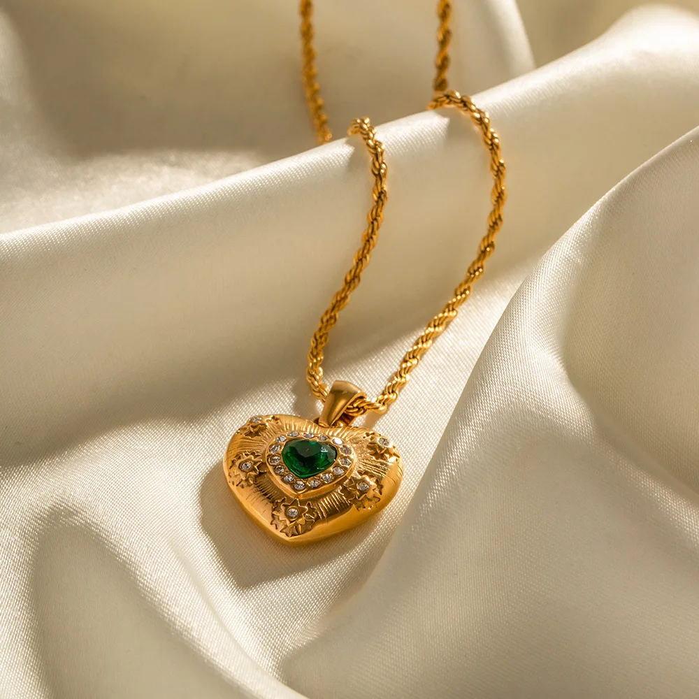 

European and American Ins Style 18K Gold Texture Hand-Inlaid Emerald Zircon Heart-Shaped Pendant Necklace Does Not Fade Ornament