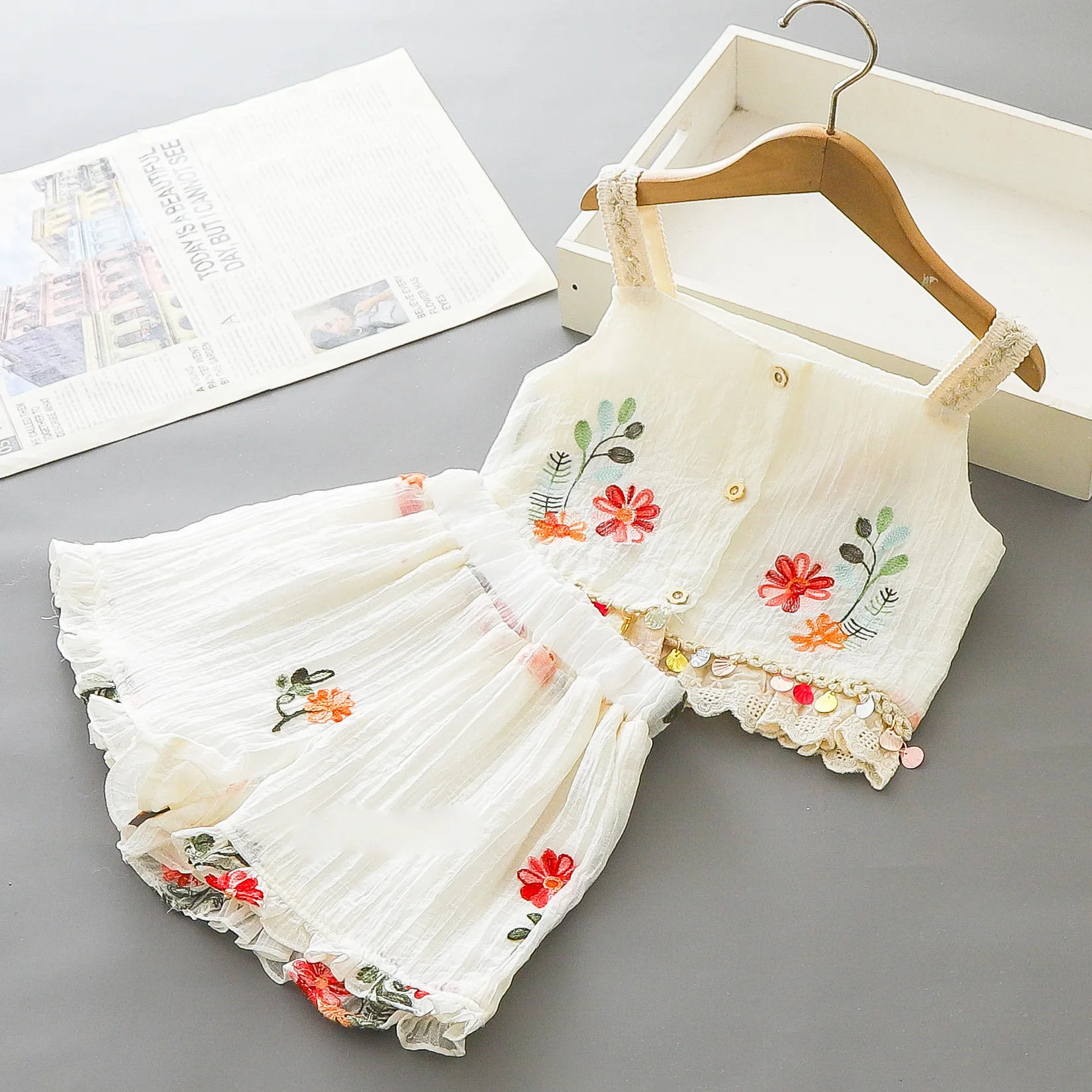 Girl's flower embroidered suspender two-piece set for 2024 summer children's baby western-style chiffon vest+shorts set
Girl's flower embroidered suspender two-piece set for 2024 summer children's baby western-style chiffon vest+shorts set
