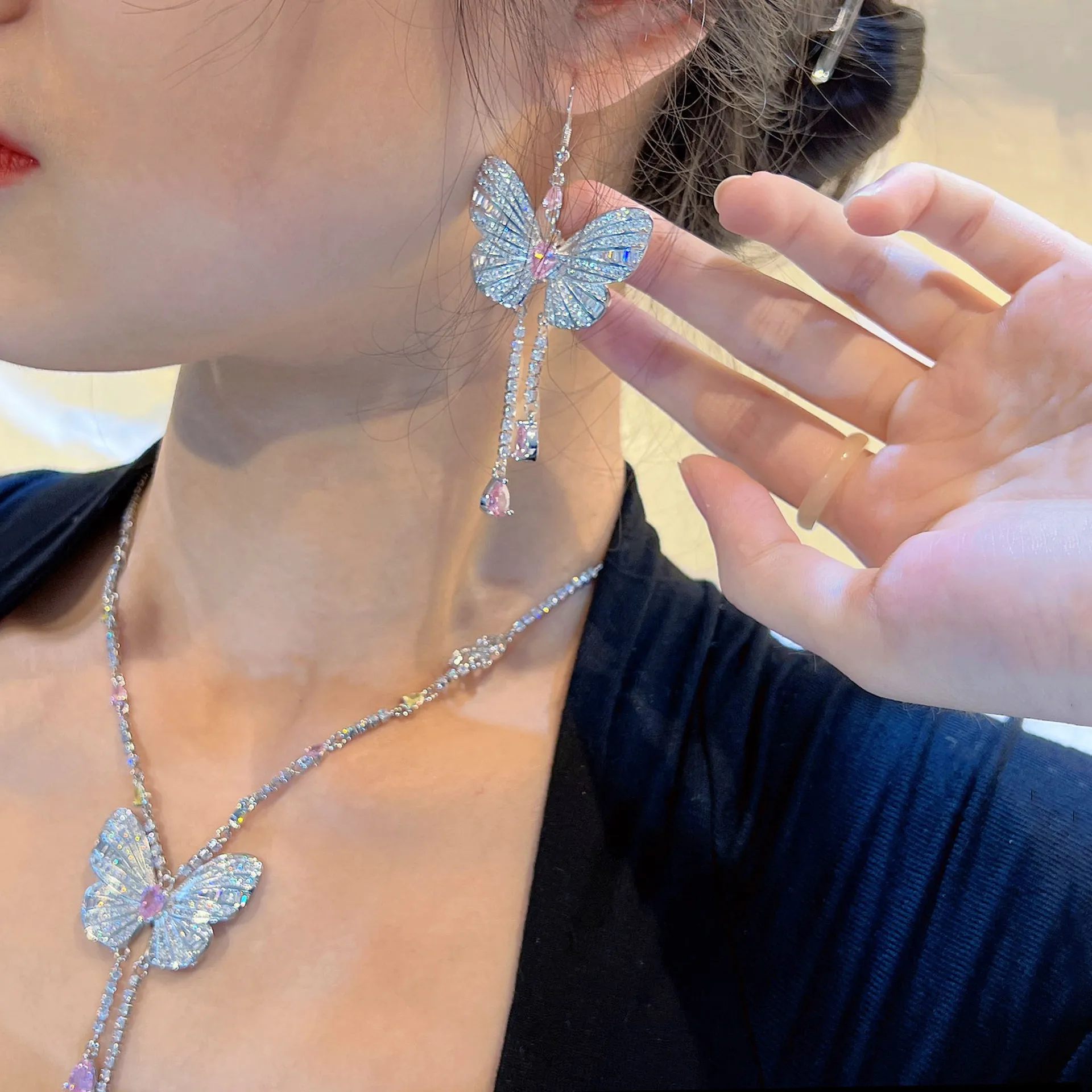 Synthetic Moissanite diamond Super Fairy Butterfly Fringe Necklace Advanced Butterfly Fairy Earrings Long Earring Set
Synthetic Moissanite diamond Super Fairy Butterfly Fringe Necklace Advanced Butterfly Fairy Earrings Long Earring Set