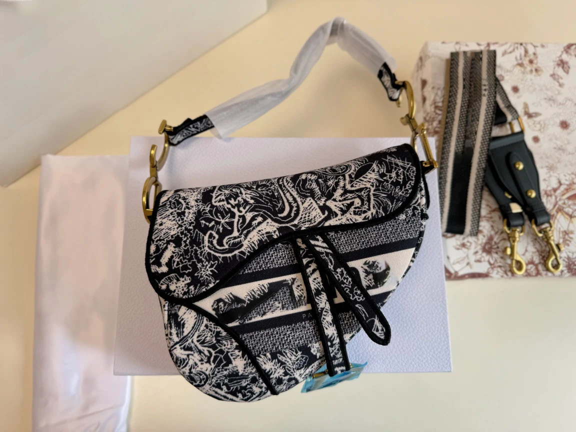 DR Contrast Saddle Bag 2023 New Summer Simple Letter Leopard Cross Body Bag Foreign Style One Shoulder Women's Bag Jewelry
DR Contrast Saddle Bag 2023 New Summer Simple Letter Leopard Cross Body Bag Foreign Style One Shoulder Women's Bag Jewelry