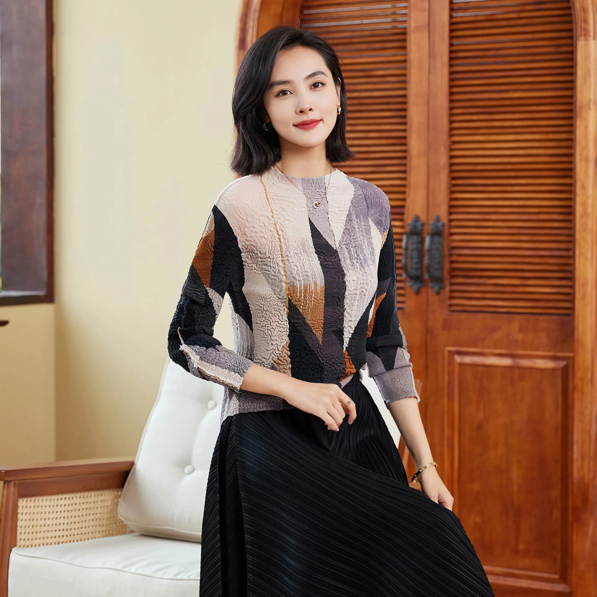 Miyake Pleated Early Autumn Long-sleeved T-shirt for Women 2023 New High-end Temperament Top Fashionable Inner Layering Shirt
Miyake Pleated Early Autumn Long-sleeved T-shirt for Women 2023 New High-end Temperament Top Fashionable Inner Layering Shirt