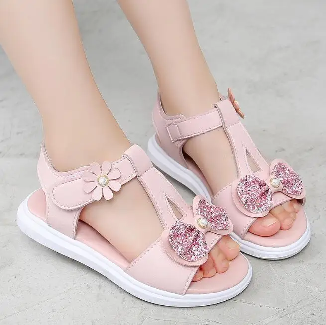2022 Summer Children's Leather Sandals Girls Hollow Out Princess Sandals New Style Fashion Kids Soft Sole Wedding Flat Shoes
2022 Summer Children's Leather Sandals Girls Hollow Out Princess Sandals New Style Fashion Kids Soft Sole Wedding Flat Shoes