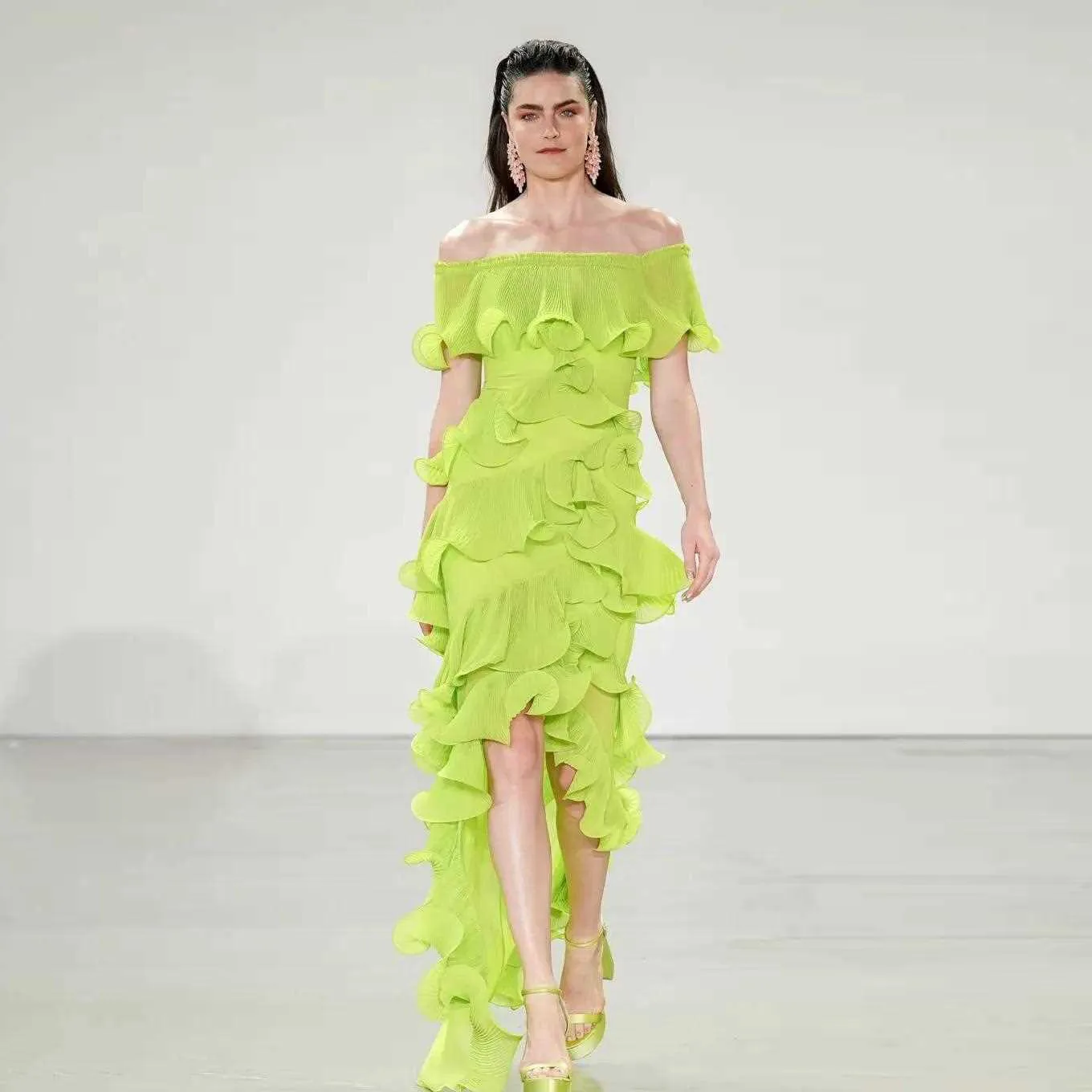 Fluorescent Green Dresses Prom Gown Layered 2023 Summer Prom Gowns Off Shoulder Asymmetrical Long robe de soiree
Fluorescent Green Dresses Prom Gown Layered 2023 Summer Prom Gowns Off Shoulder Asymmetrical Long robe de soiree