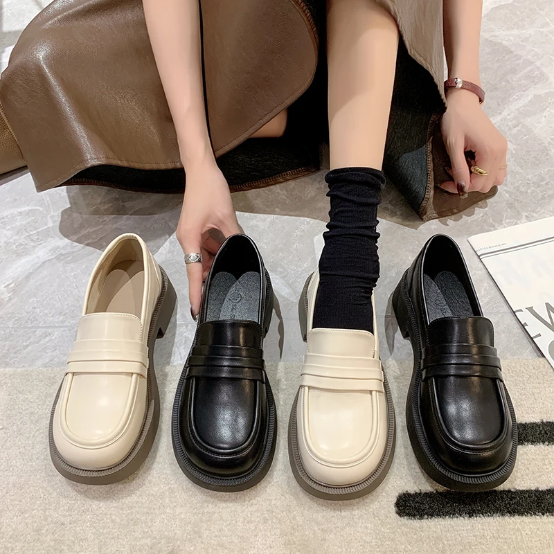 Туфли женские на низком каблуке, с круглым носком
Туфли женские на низком каблуке, с круглым носком