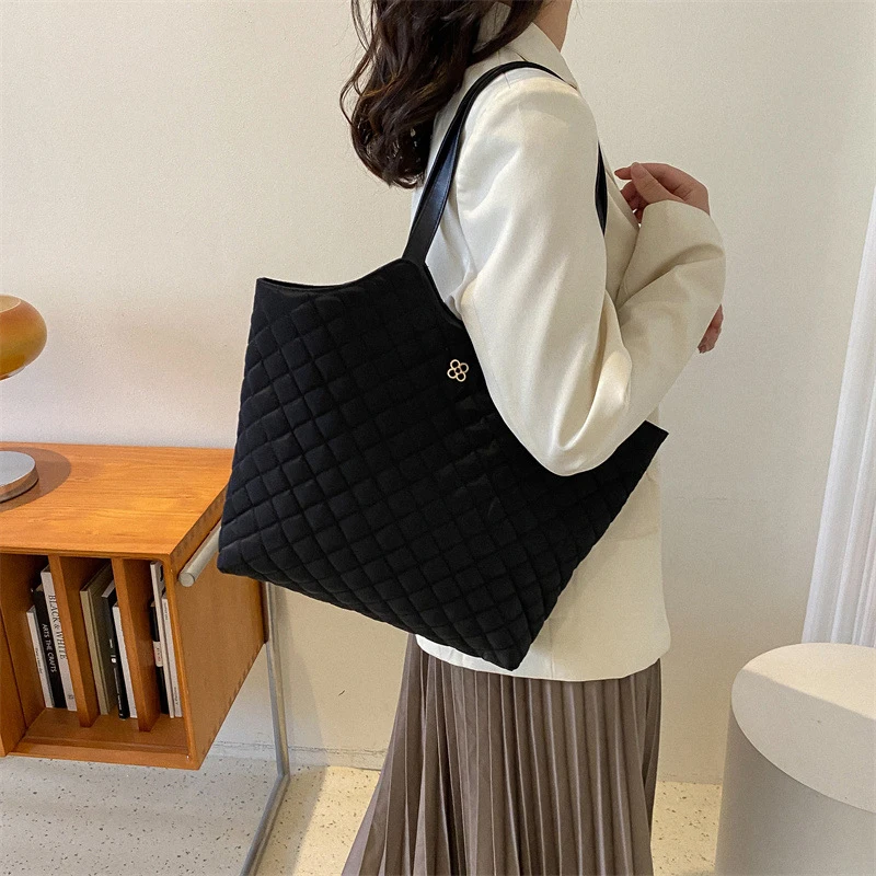 

Women's Fashion Shoulder Bag Large Capacity Women's Bag Folds Rhombus Embroidery Thread Underarm Bag Handbags Tote Bags