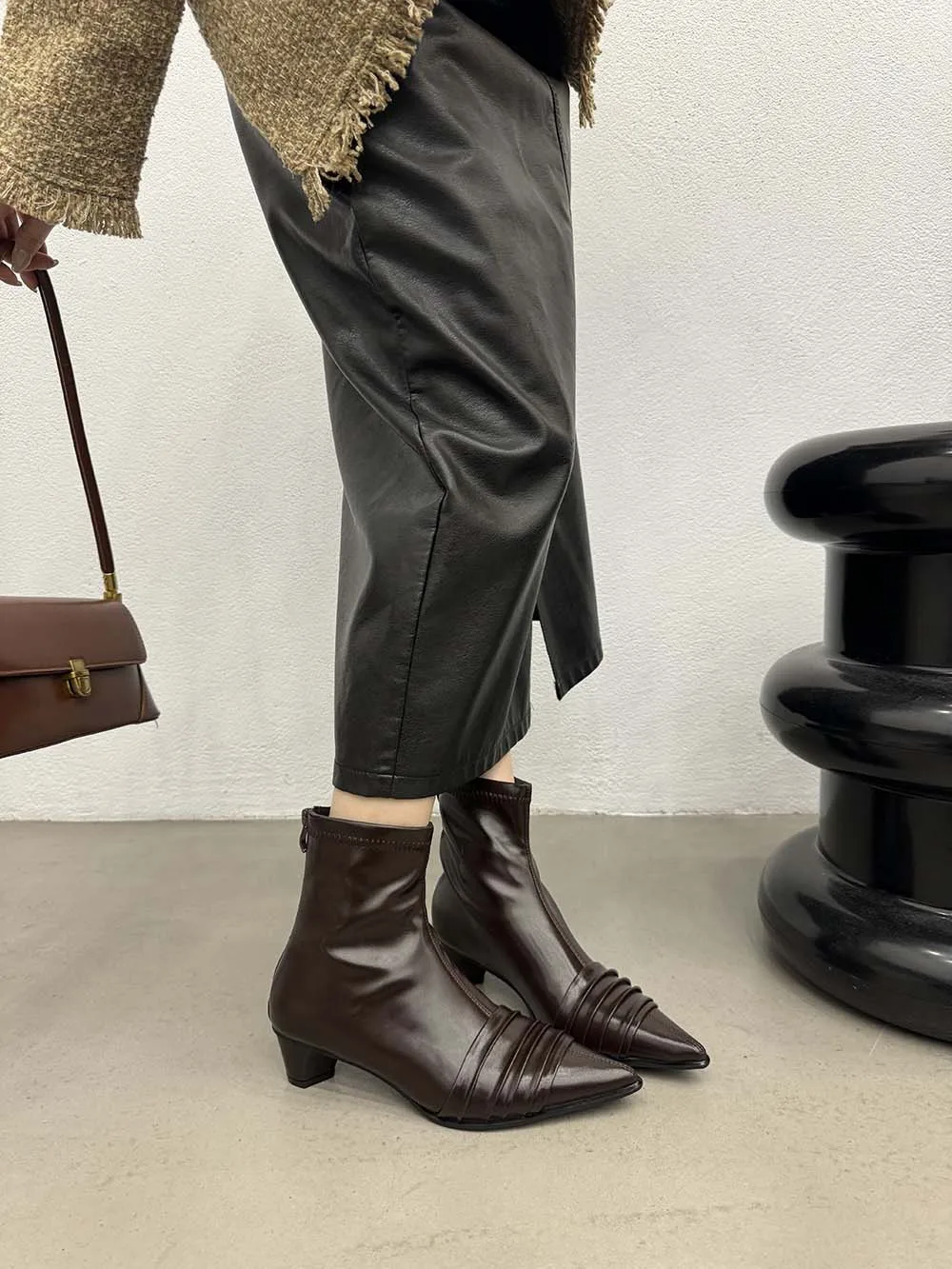 Ботильоны женские с острым носком, Стрейчевые Ботинки Челси, на толстом среднем каблуке, на молнии сзади, черные коричневые, Осень-зима
Ботильоны женские с острым носком, Стрейчевые Ботинки Челси, на толстом среднем каблуке, на молнии сзади, черные коричневые, Осень-зима