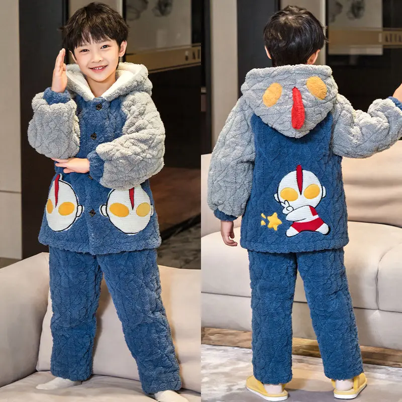 Детская Пижама Ultraman из кораллового бархата с мультяшным рисунком, зимний утепленный комплект из бархата, трехслойная стеганая теплая домашняя одежда для мальчиков
Детская Пижама Ultraman из кораллового бархата с мультяшным рисунком, зимний утепленный комплект из бархата, трехслойная стеганая теплая домашняя одежда для мальчиков