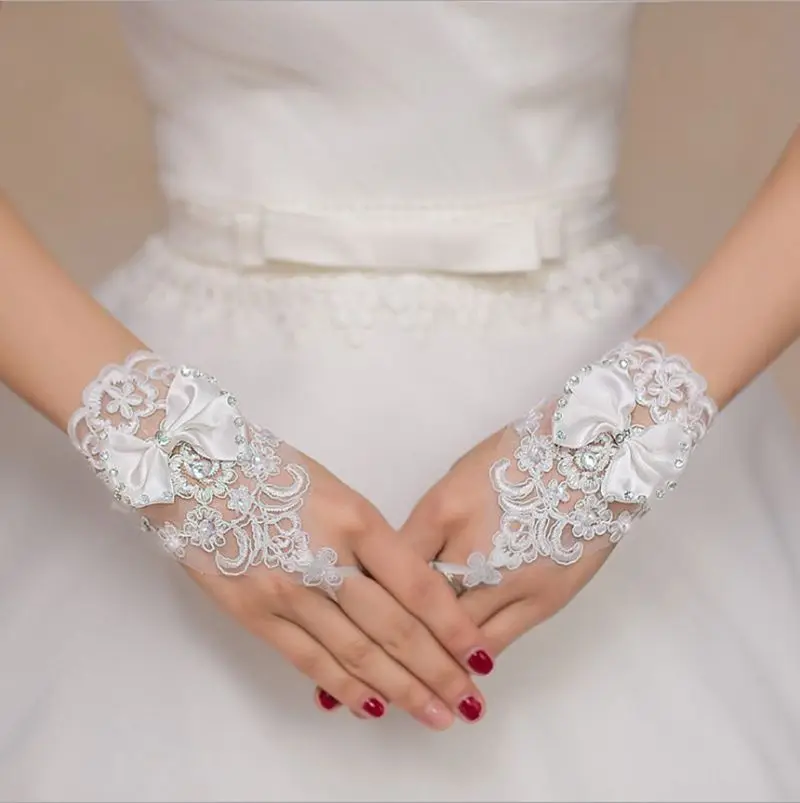 

Elegan Lace Short Bridal Gloves Inlaid Rhinestone Bowknot Slim Bridal Fingerless Gloves Ivory Wedding Gown Accessories