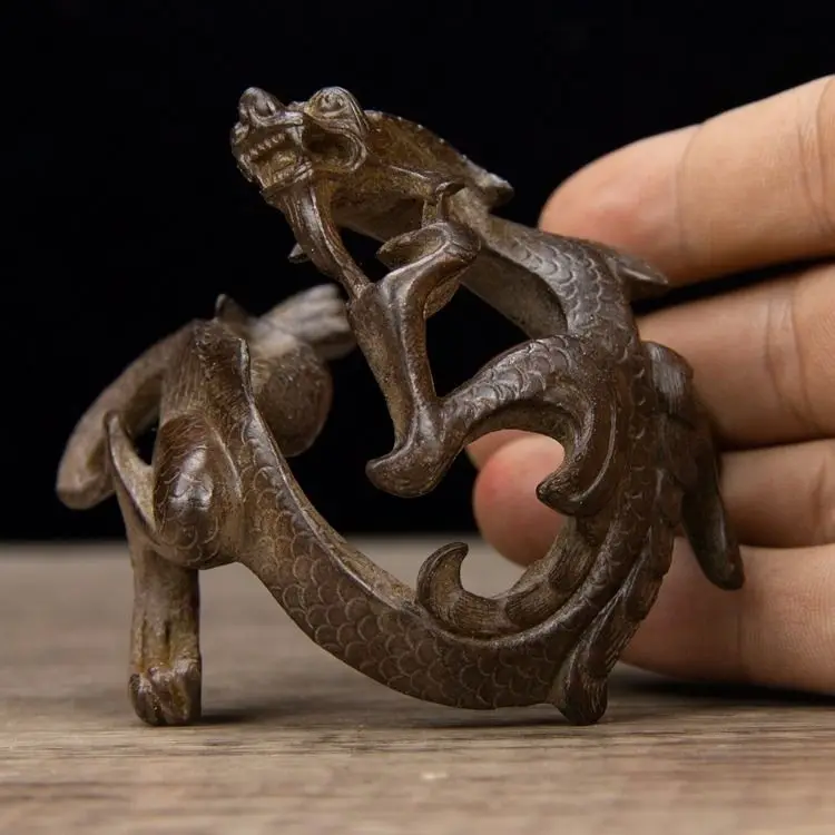 Antique Four Treasures of the Study Panlong penholder patina old bronze secondhand goods back dragon pen collection.
Antique Four Treasures of the Study Panlong penholder patina old bronze secondhand goods back dragon pen collection.