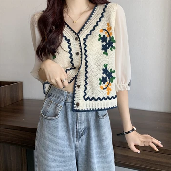 Uma Elegância Primaveril: A Blusa Coreana de Renda Chic 11 Flower Embroidery Crochet Blouse with Chiffon Sleeve Button Front Cardigan Top Women Spring Summer Fairycore Cottagecore