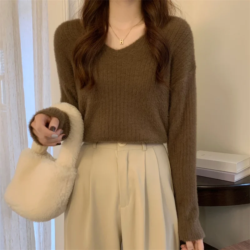 2022 New Autumn And Winter V-neck Loose Lazy Wind Warm Knitting Sweater Free Shipping
2022 New Autumn And Winter V-neck Loose Lazy Wind Warm Knitting Sweater Free Shipping