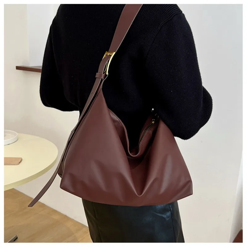 Large-capacity Crossbody Bag New High-quality Shoulder Crossbody Bag Lady's Versatile Class Casual Commuter Tote Shoulder Bag
Large-capacity Crossbody Bag New High-quality Shoulder Crossbody Bag Lady's Versatile Class Casual Commuter Tote Shoulder Bag
