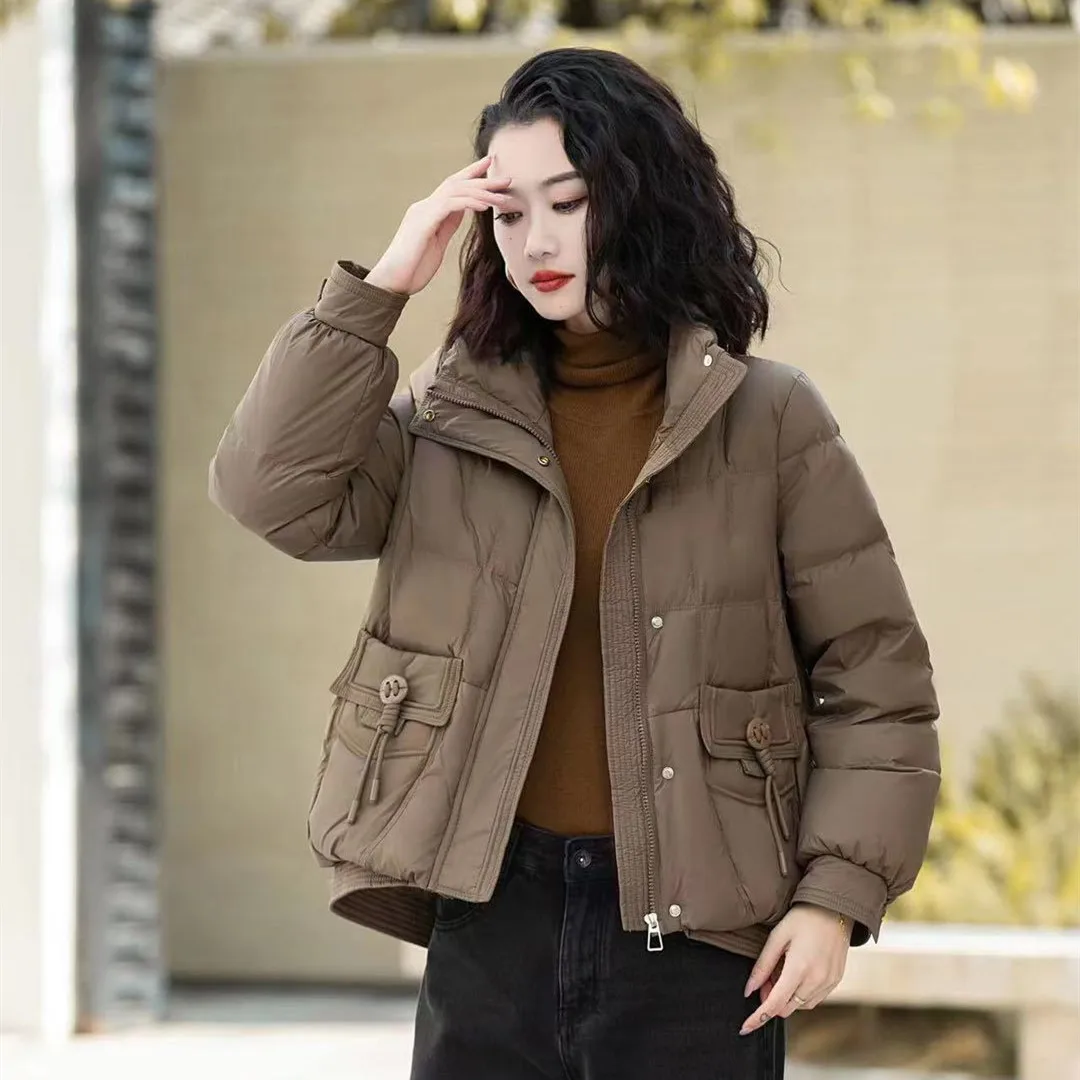 Winter New Fashion Korean Version Casual Lightweight and Warm 90 White Duck Down Standing Neck Short Down Coat Women's Wear
Winter New Fashion Korean Version Casual Lightweight and Warm 90 White Duck Down Standing Neck Short Down Coat Women's Wear