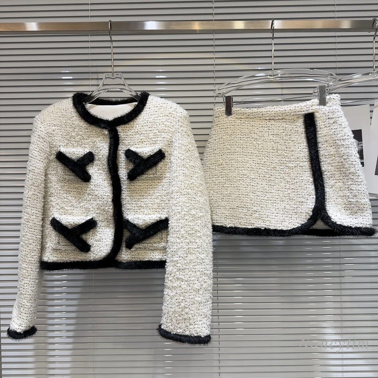 2023 Winter Sets Two Pieces Skirt Set New Classic Style Burr Down Jacket Short Coat + Tweed Skirt Elegant Office Lady Outfit
2023 Winter Sets Two Pieces Skirt Set New Classic Style Burr Down Jacket Short Coat + Tweed Skirt Elegant Office Lady Outfit