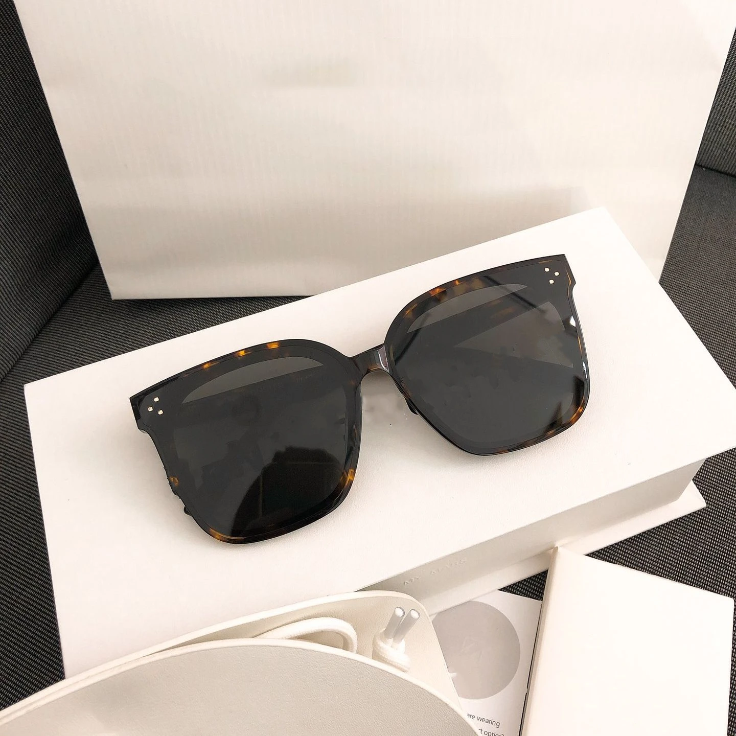 Original Factory GENTLE GM FLATBA Her Series UV400 Protection Men Women Sunglasses Tortoise Cat Eye Acetate Frame Couple Eyewear
Original Factory GENTLE GM FLATBA Her Series UV400 Protection Men Women Sunglasses Tortoise Cat Eye Acetate Frame Couple Eyewear