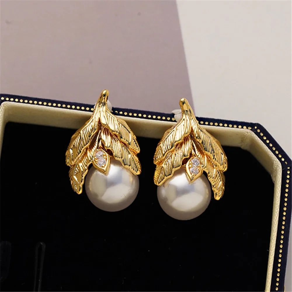 2023 French New Senior Vintage Leaf Shape High Imitation Pearl Earrings for Women Luxury Niche Design Sense Exquisite Jewelry
2023 French New Senior Vintage Leaf Shape High Imitation Pearl Earrings for Women Luxury Niche Design Sense Exquisite Jewelry