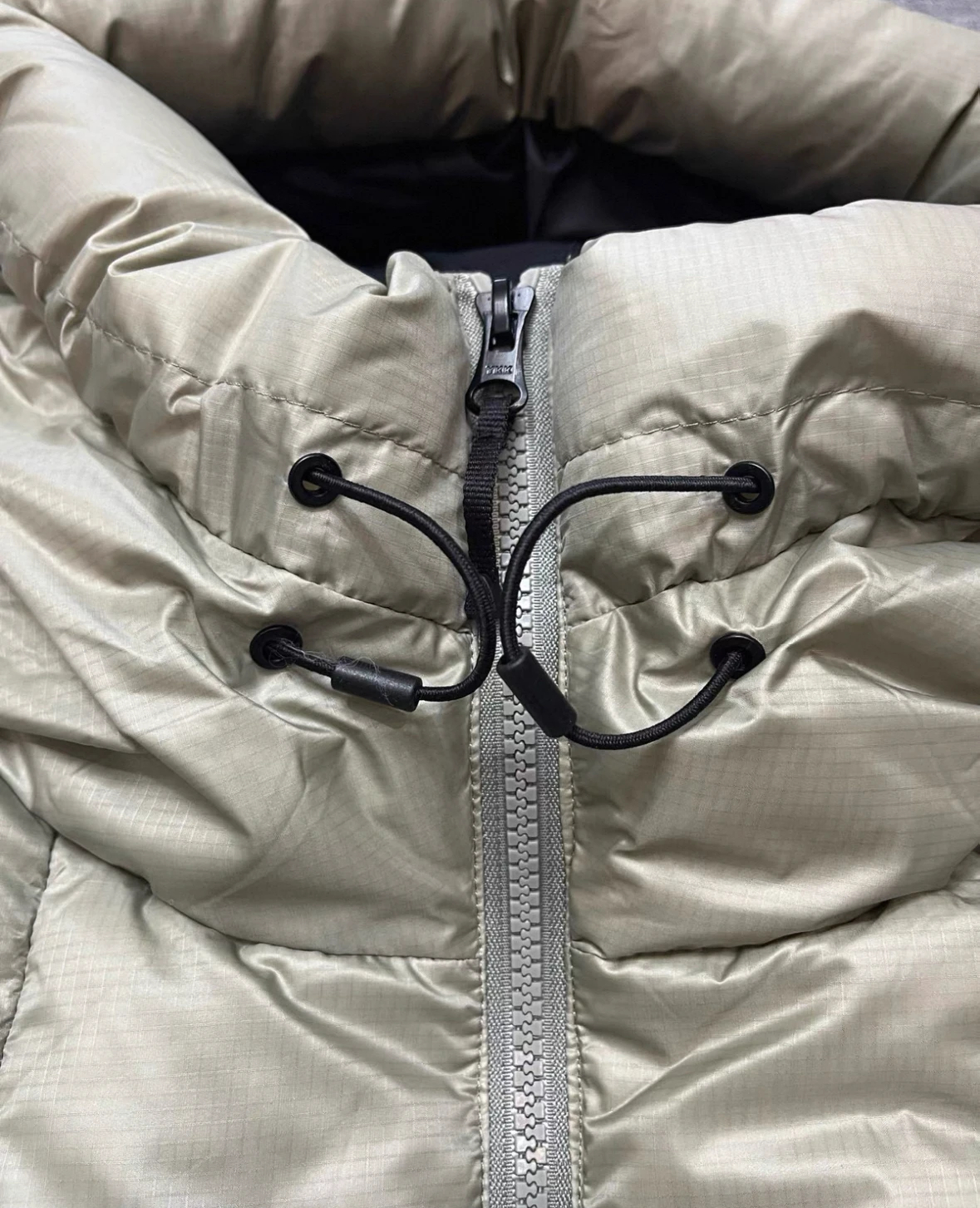 سترة GDW PerTEX Quantum معزولة بالريش مع غطاء للرأس، دافئة ومريحة، بأسلوب شبابي عصري، سميكة للخريف والشتاء سترة GDW PerTEX Quantum معزولة بالريش مع غطاء للرأس، دافئة ومريحة، بأسلوب شبابي عصري، سميكة للخريف والشتاء