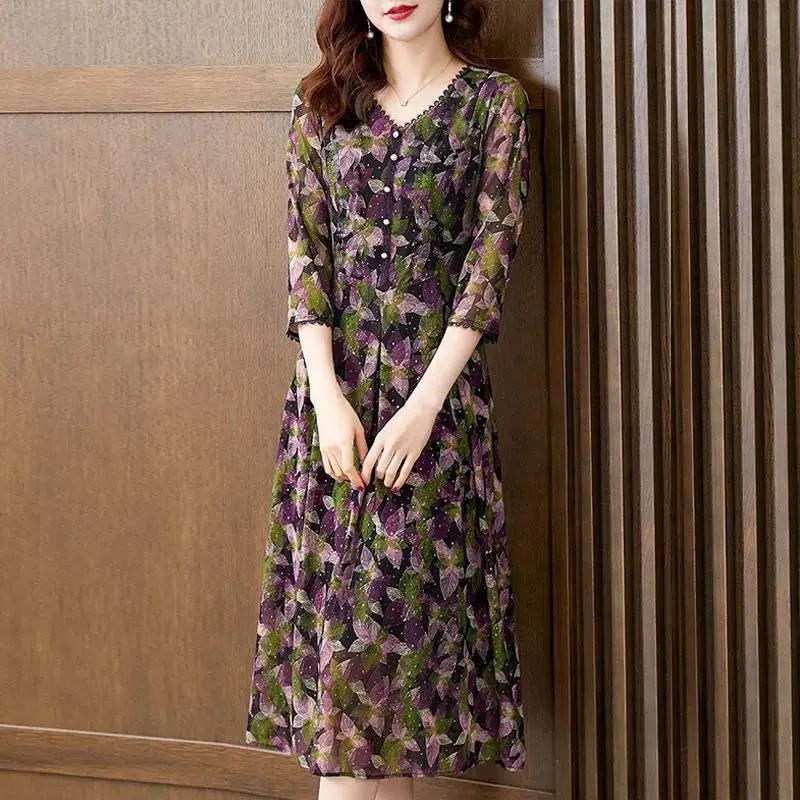 2023 Spring and Summer Fashionable and Elegant V-neck Studded Beads Elastic Waist Wrapped Mom's Dress with Fragmented Flowers
2023 Spring and Summer Fashionable and Elegant V-neck Studded Beads Elastic Waist Wrapped Mom's Dress with Fragmented Flowers