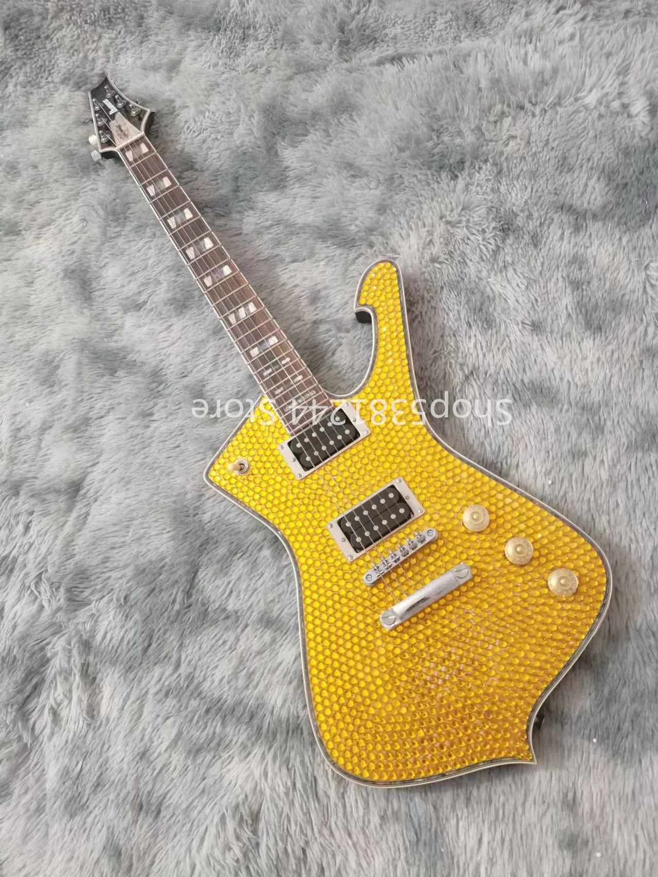 

Six string electric guitar, Diamond inlay on the top layer of the body, rosewood fingerboard, fixed bridge, silver accessories