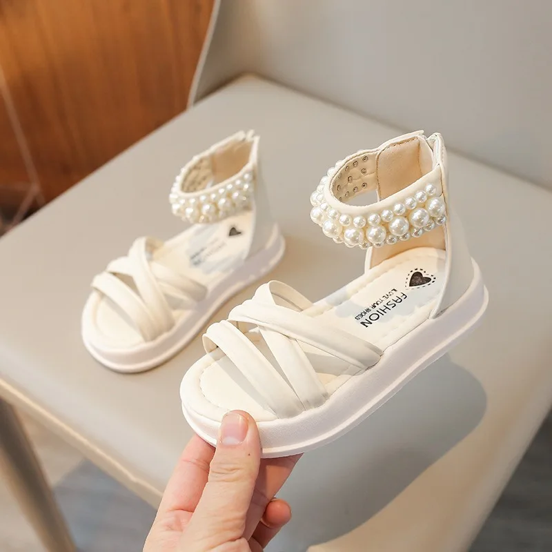 

Сандалии для девочек, Новинка лета 2024, Корейская обувь для маленьких девочек от 3 до 5 ярдов, модные однотонные туфли с жемчужинами и мягкой подошвой, детская обувь принцессы