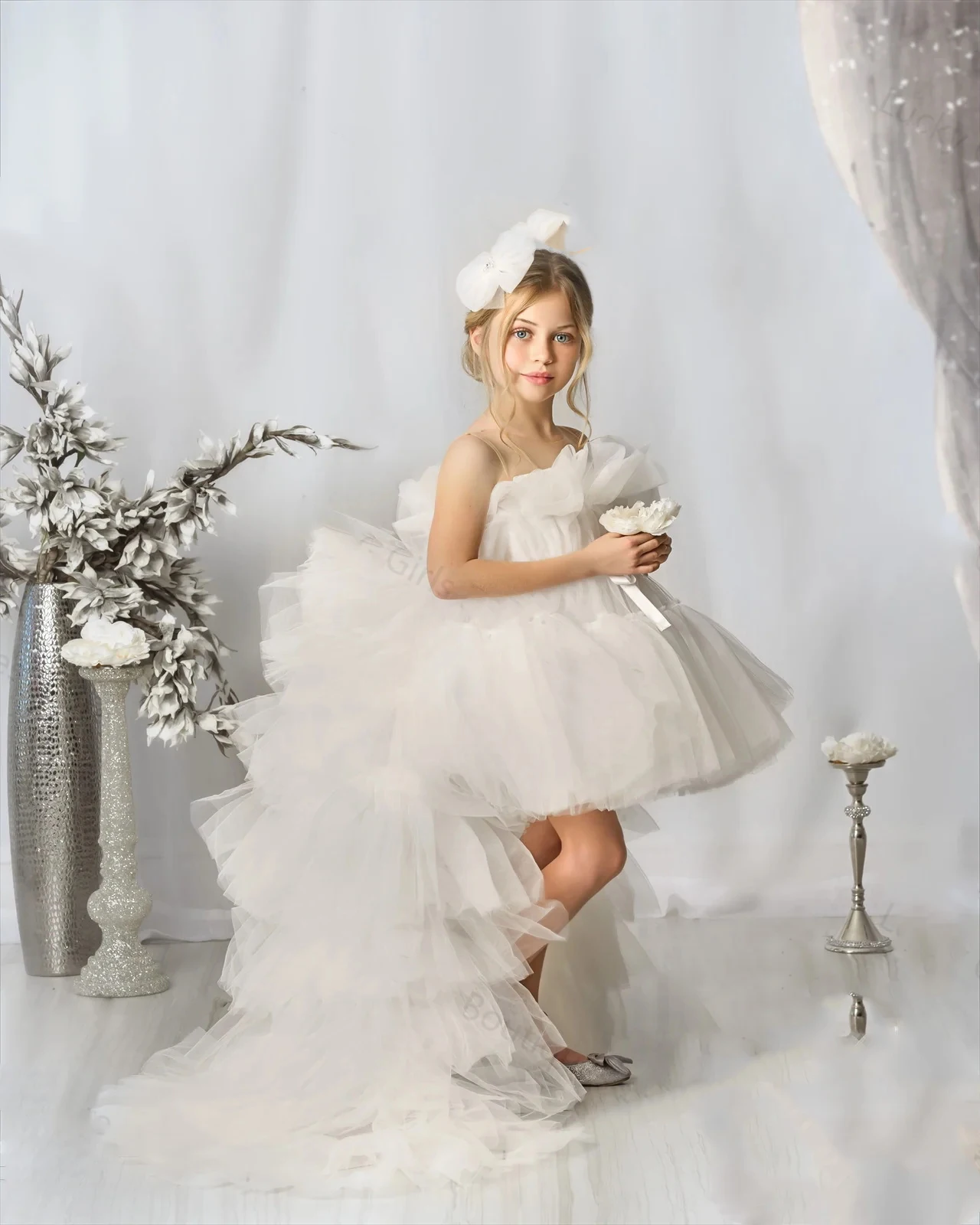 

Layered Princess Flower Girl Dresses For Wedding Ivory Tiered Puffy Tulle Bow with Detachable Train Kids First Communion Gowns