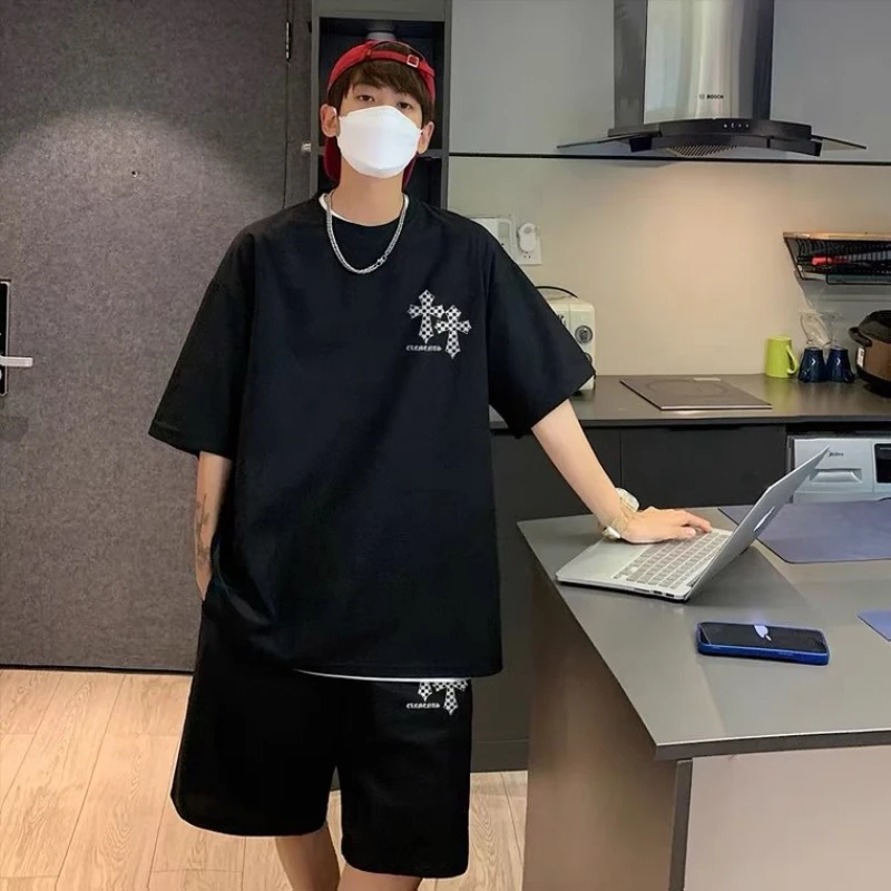 2022 Men's Black Casual Two Piece Suit Print Top Shorts High Street Harajuku Clothing Short-sleeved 5-point Pants Tracksuit Men
2022 Men's Black Casual Two Piece Suit Print Top Shorts High Street Harajuku Clothing Short-sleeved 5-point Pants Tracksuit Men