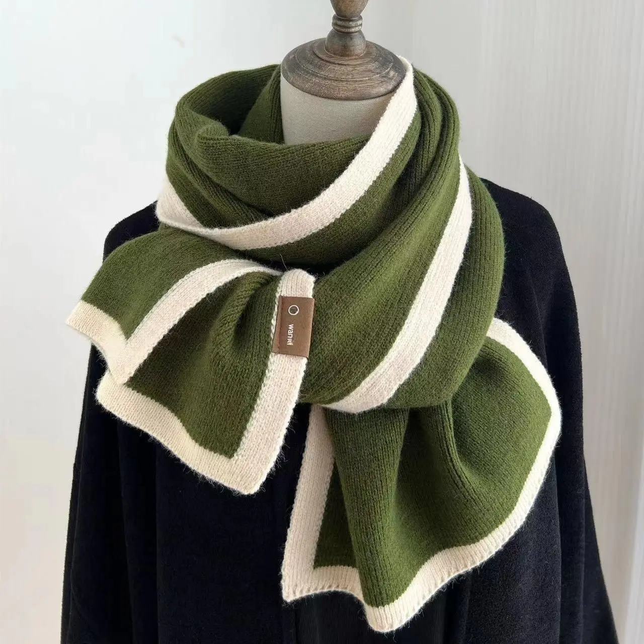 Niche Design Korean Version 2023 Matching Color Scarf Female New Scarf in Autumn and Winter Senior Border Knitted Wool Neck 목도리
Niche Design Korean Version 2023 Matching Color Scarf Female New Scarf in Autumn and Winter Senior Border Knitted Wool Neck 목도리