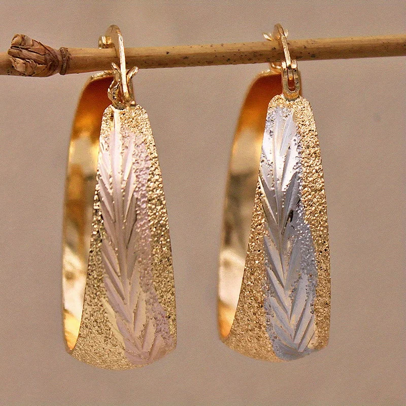 New Fashion Wide Alloy Chunky Hoop Earrings Gold Color Metal Personality Earring Unique Design Exquisite Earrings For Women Part
New Fashion Wide Alloy Chunky Hoop Earrings Gold Color Metal Personality Earring Unique Design Exquisite Earrings For Women Part