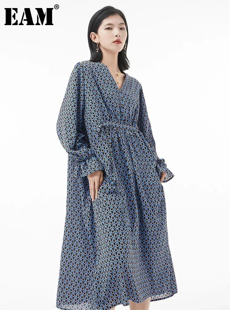 

[EAM] Women Green Print Big Size Midi Dress New V-neck Long Flare Sleeve Loose Fit Fashion Tide Spring Autumn 2024 1DH4275