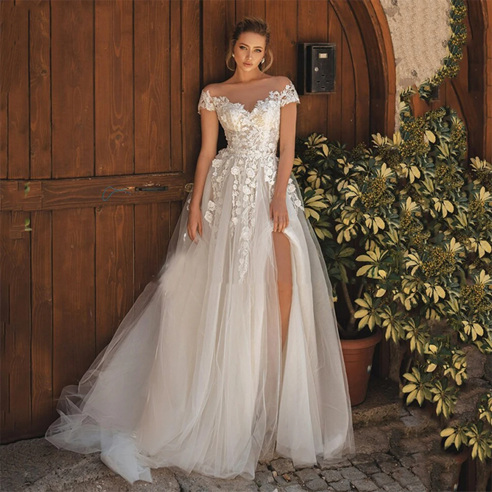 Classic A Line Wedding Dress Tulle Off Shoulder Lace Applique Sexy Side Split Bridal Gown Illusion Button Back Robe De Mariée
Classic A Line Wedding Dress Tulle Off Shoulder Lace Applique Sexy Side Split Bridal Gown Illusion Button Back Robe De Mariée