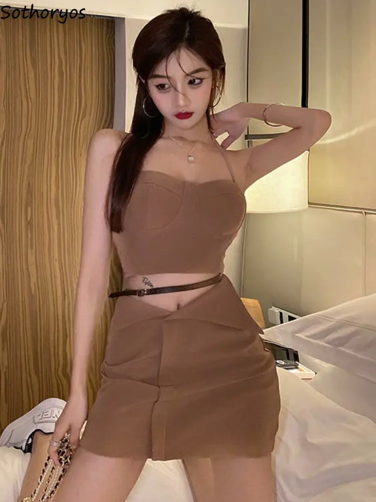 Женский комплект с юбкой без бретелек, соблазнительная Однотонная юбка в европейском стиле, новая женская летняя универсальная модная повседневная простая уличная одежда
Женский комплект с юбкой без бретелек, соблазнительная Однотонная юбка в европейском стиле, новая женская летняя универсальная модная повседневная простая уличная одежда