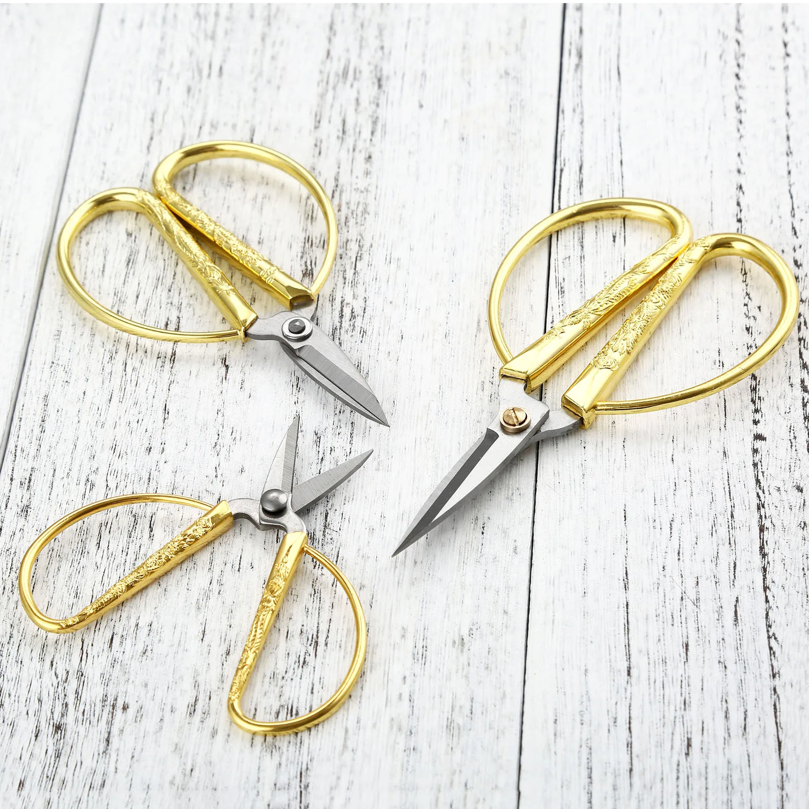 1pc Sewing Gold Scissors Short Cutter Durable Vintage Embroidery Tailor Scissors Fabric Cutter Craft Tool for Sewing
1pc Sewing Gold Scissors Short Cutter Durable Vintage Embroidery Tailor Scissors Fabric Cutter Craft Tool for Sewing