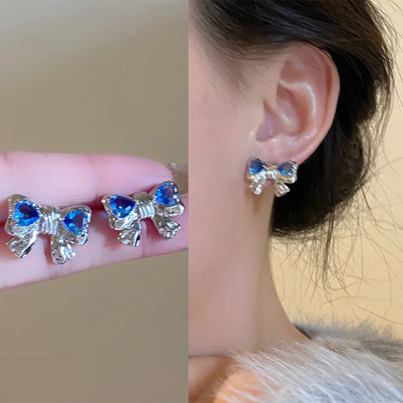 New Metal Pleated Bow Shaped Earrings, Fashionable Girl Geometric Blue Zircon Heart Earrings
New Metal Pleated Bow Shaped Earrings, Fashionable Girl Geometric Blue Zircon Heart Earrings