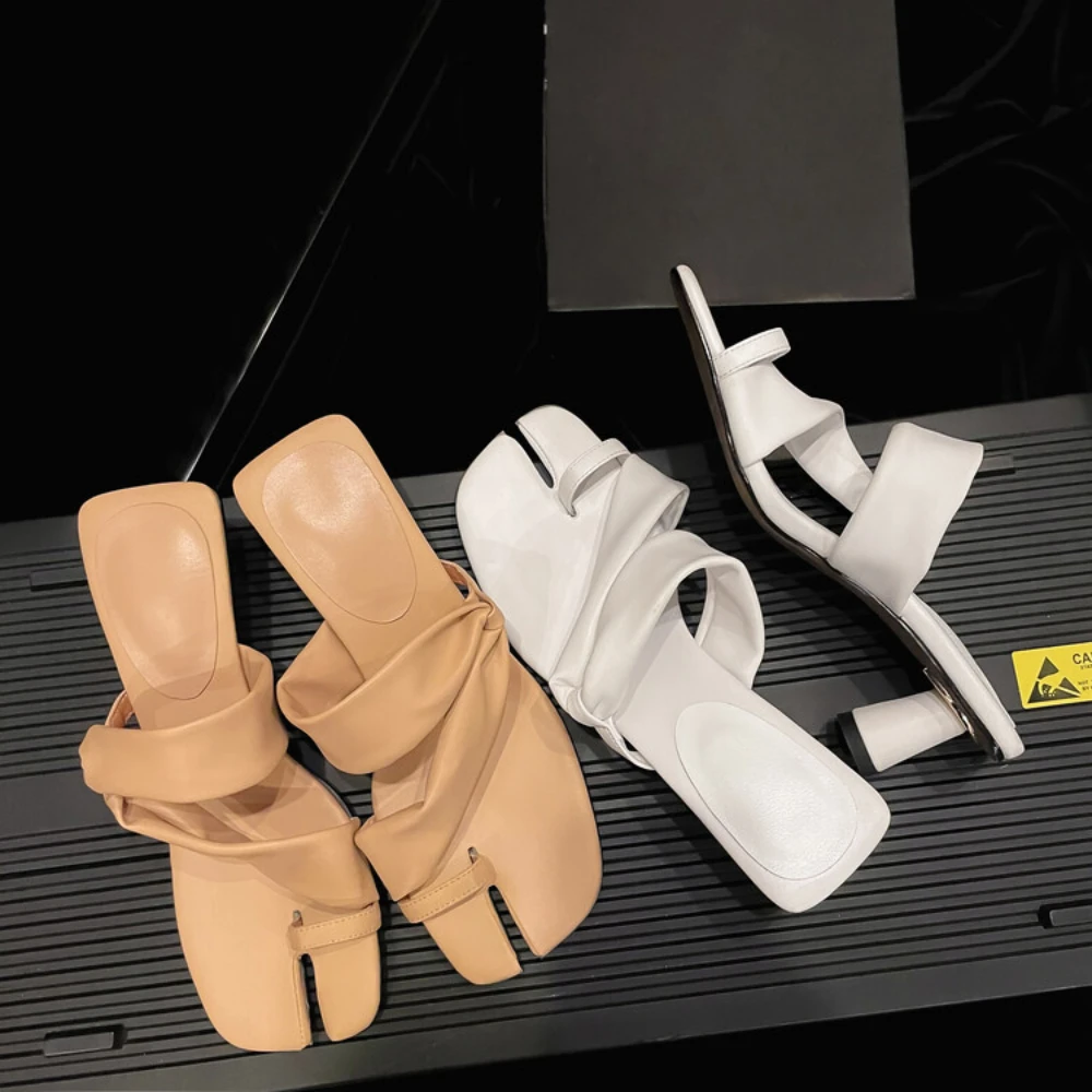 European and American style fashionable and sexy sandals for women to wear on the outside. 2024 new summer high heels sandals
European and American style fashionable and sexy sandals for women to wear on the outside. 2024 new summer high heels sandals