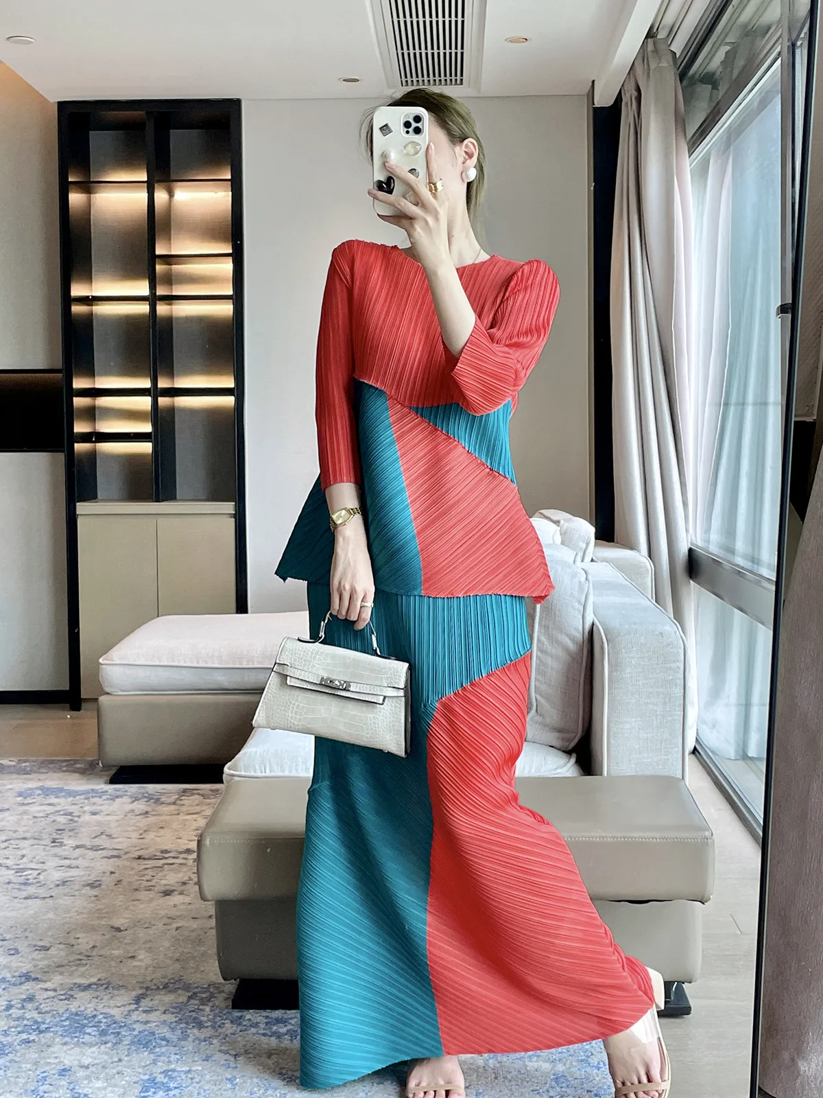 2023 New Pleated contrast color fashion casual suit feminine elegance two-piece set
2023 New Pleated contrast color fashion casual suit feminine elegance two-piece set