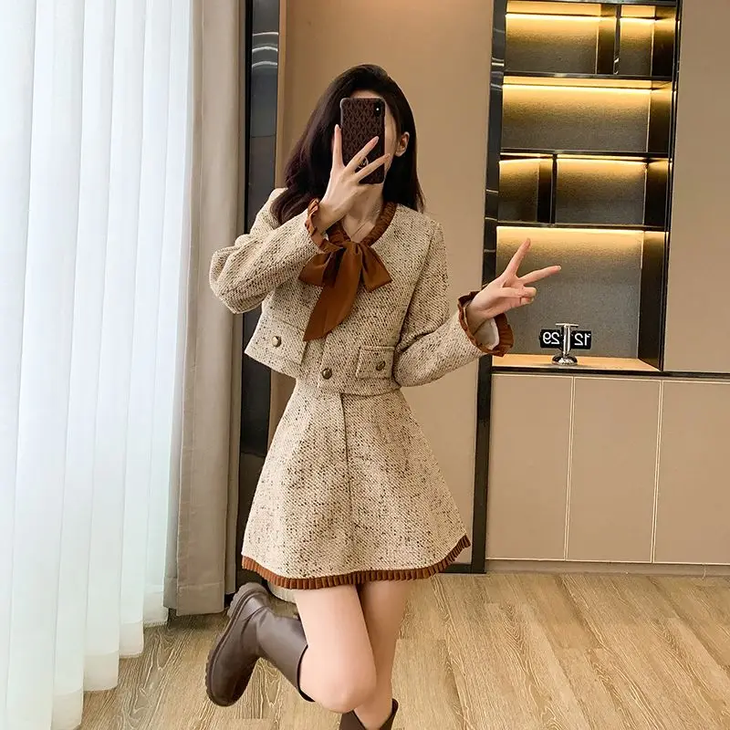 High-end Elegant Women's Suit Jacket Skirt Set New Autumn and Winter Short Suit Coat Top High-waisted A-line Skirt Two-piece Set
High-end Elegant Women's Suit Jacket Skirt Set New Autumn and Winter Short Suit Coat Top High-waisted A-line Skirt Two-piece Set