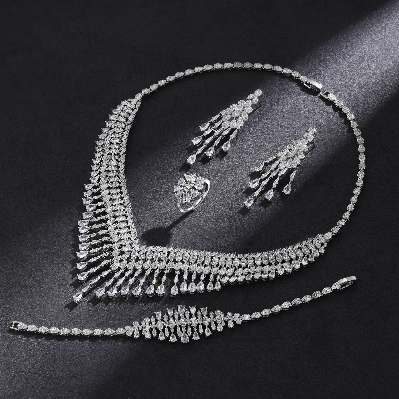 

2024 New 4-piece Nigerian Bride Zirconia Women's Party Luxury Dubai Necklace Bracelet Earrings CZ Crystal Wedding Jewelry Set