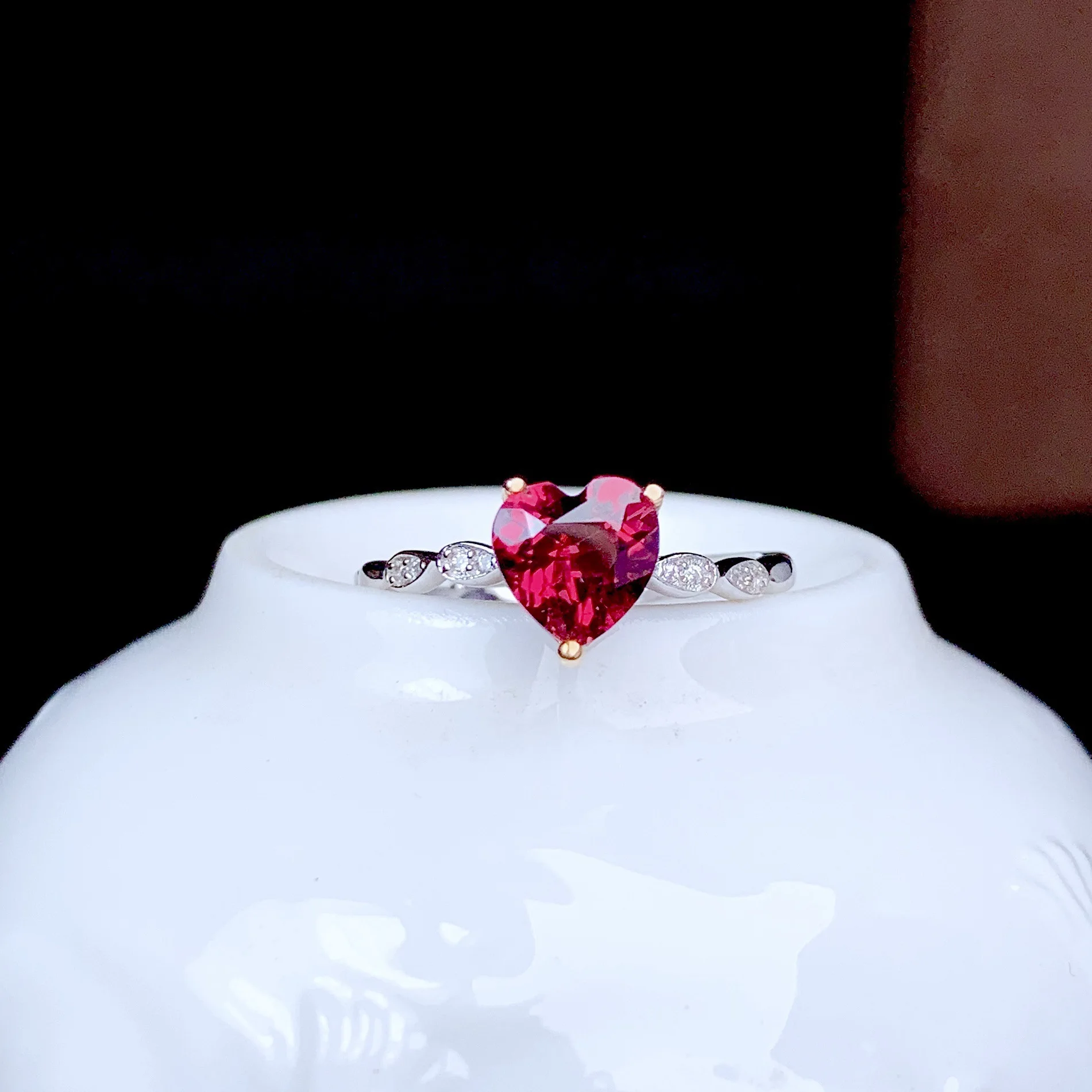 

The new simple rose red heart-shaped ring simple micro-inlaid zircon pigeon blood peach heart open colored treasure ring