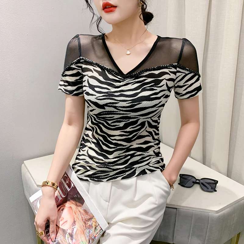 2023 Summer European Clothes T-Shirt Chic Sexy Patchwork Mesh Shiny Beading Print Women's Tops Short Sleeve All Match Tees 33026
2023 Summer European Clothes T-Shirt Chic Sexy Patchwork Mesh Shiny Beading Print Women's Tops Short Sleeve All Match Tees 33026