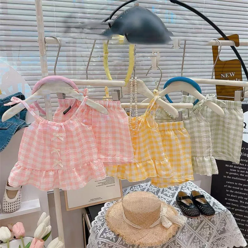 طقم صيفي جديد للبنات: شورت بحمالات وتنورة بتصميم أميرة منقوشة بفيونكة، طقم أنيق وعصري للرضع والأطفال الصغار طقم صيفي جديد للبنات: شورت بحمالات وتنورة بتصميم أميرة منقوشة بفيونكة، طقم أنيق وعصري للرضع والأطفال الصغار