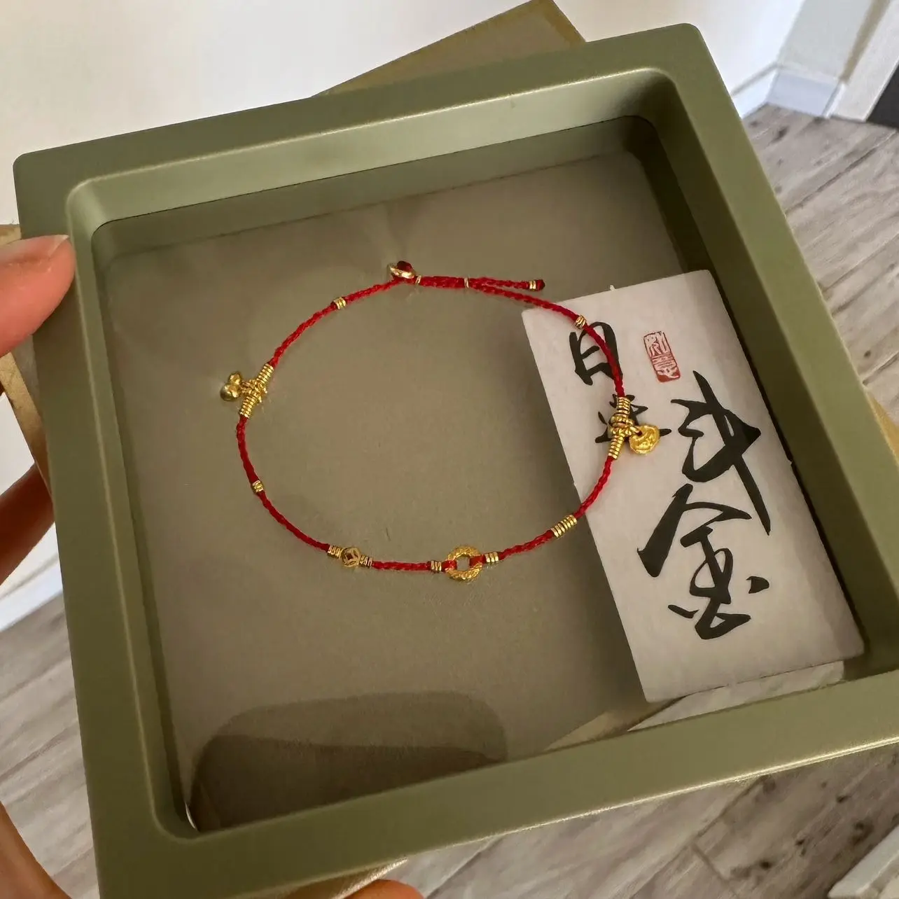 UMQ Original New Daily Gold Year Little Red Rope Hand-Woven Treasure Ornament for Girlfriend and Girlfriends
UMQ Original New Daily Gold Year Little Red Rope Hand-Woven Treasure Ornament for Girlfriend and Girlfriends