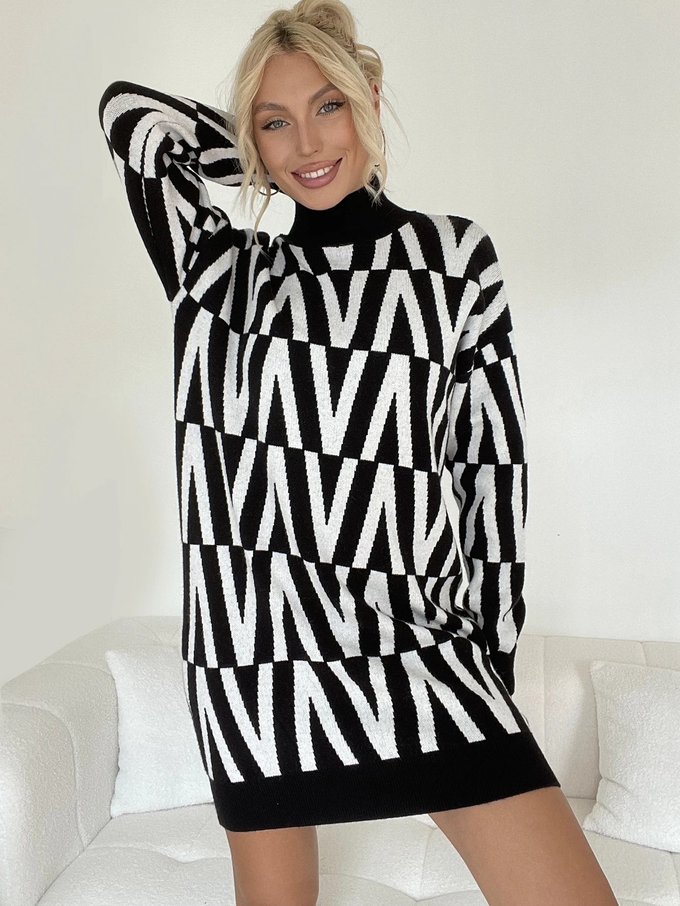 Женское трикотажное платье-свитер с высоким воротником и длинным рукавом
Женское трикотажное платье-свитер с высоким воротником и длинным рукавом